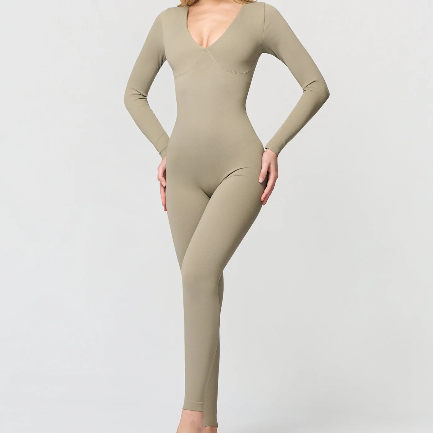 Shaping jumpsuit med V-utringning - Image 8
