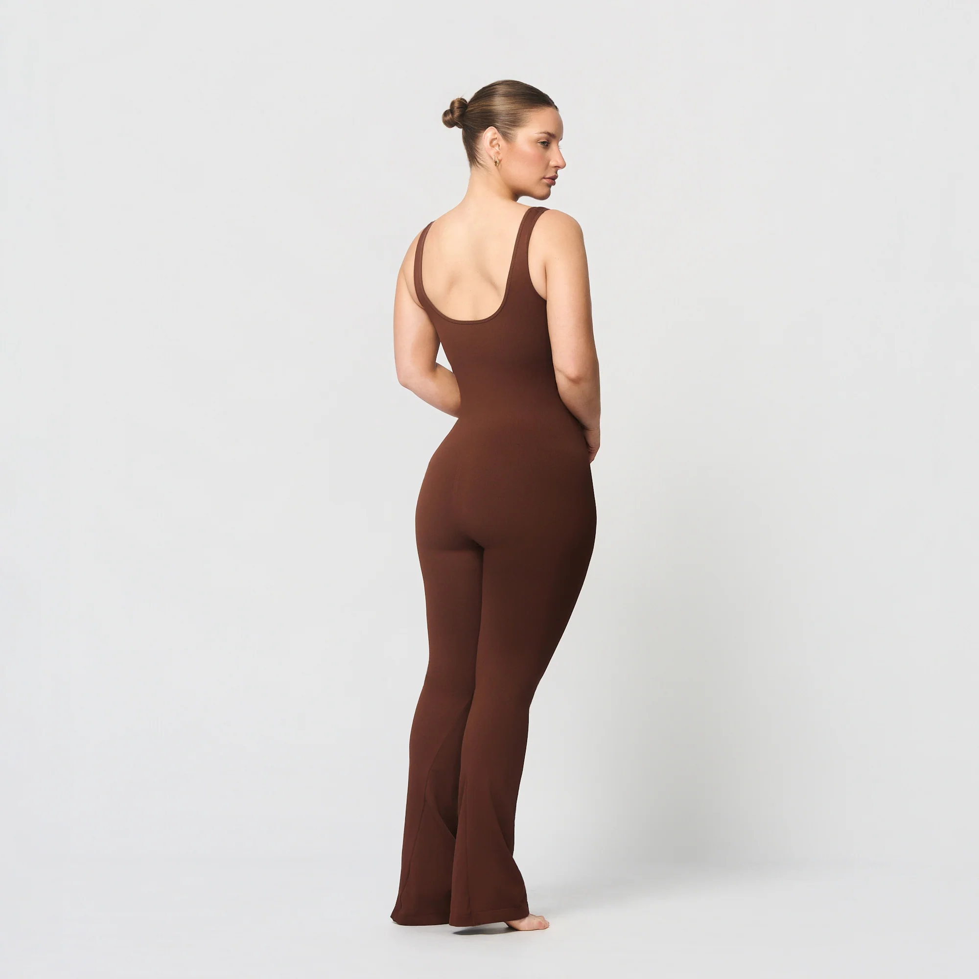 Sømløs jumpsuit med utsvingte ben - Image 4