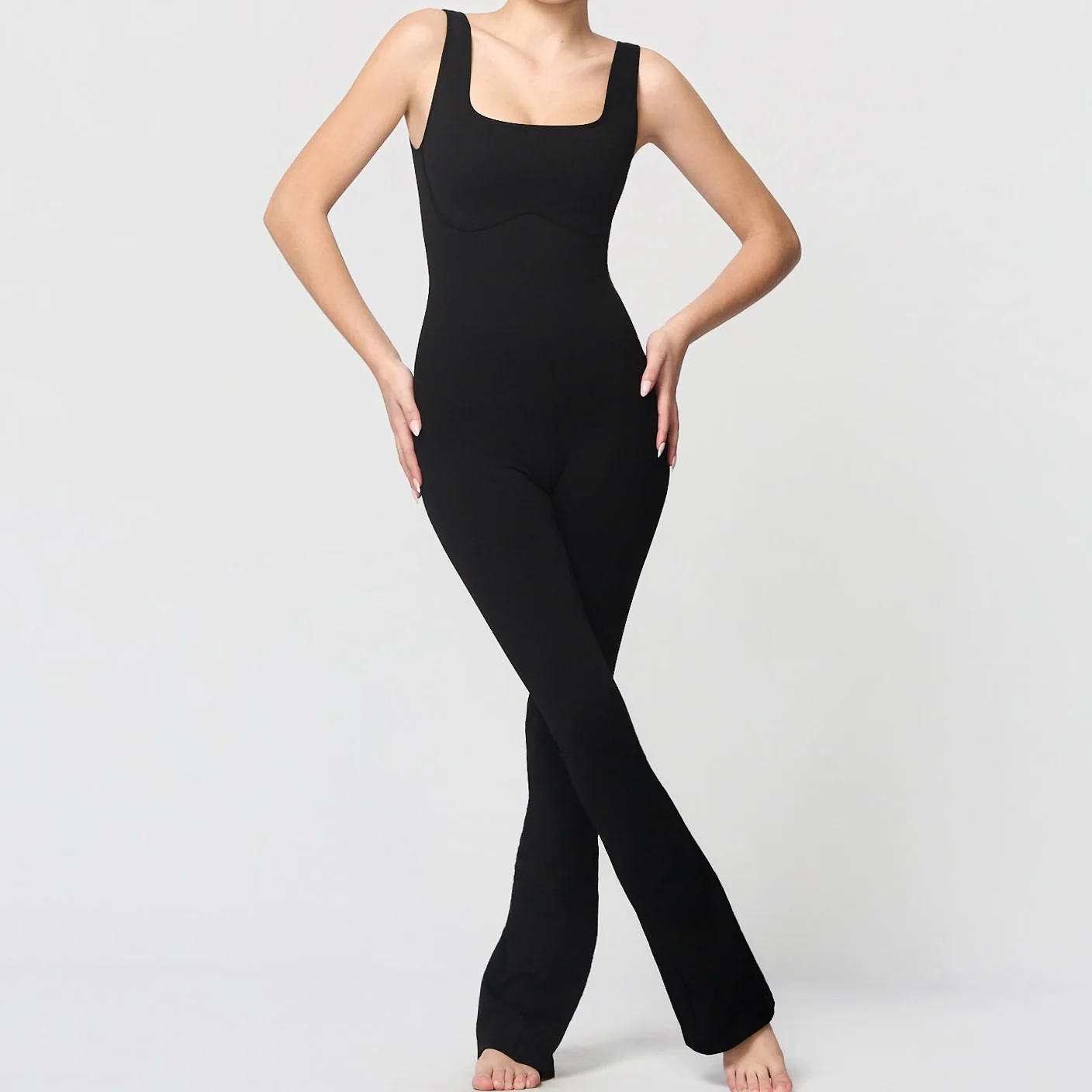 Sømløs jumpsuit med utsvingte ben - Image 8